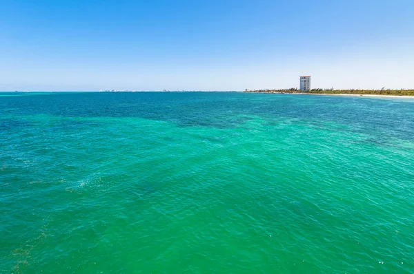 Tropical sea and coastline in Cancun, Mexico — Stock Photo, Image