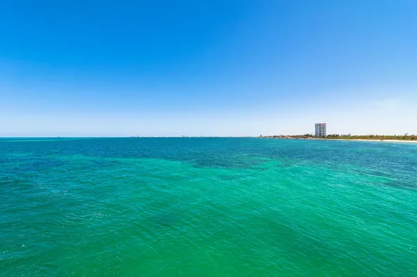 Mare tropicale e costa a Cancun, Messico — Foto Stock