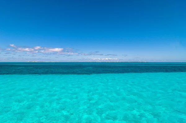 Tropické moře a isla mujeres pobřeží pohled z moře - Mexiko — Stock fotografie