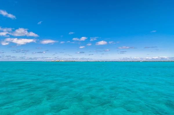 Vista del mar tropical y de la costa de Isla Mujeres desde el mar - México — Foto de Stock