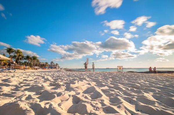 Turistas desfrutam do pôr do sol na praia de Playa del Norte, em Isla Mujeres, México — Fotografia de Stock