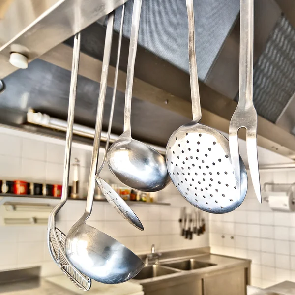 Kuchyňské náčiní v profesionální kuchyni — Stock fotografie
