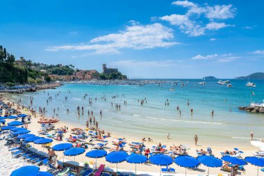 Lerici, İtalya - 18 Haziran 2017: Yerliler ve turistler Lerici, İtalya 'da plaj ve kasabanın keyfini çıkarıyorlar. Lerici, Liguria 'nın La Spezia Körfezi' nde yer almaktadır ve körfezi, limanı ve kalesi ile ünlüdür..