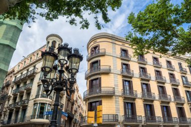 Barselona, İspanya - 6 Temmuz 2017: Barcelona, İspanya 'da Las Ramblas' a bakan binaların gündüz manzarası. 