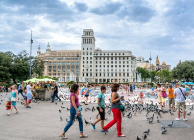 Barselona, İspanya - 6 Temmuz 2017: Barcelona, İspanya 'da turistlerle Placa de Catalunya gündüz manzarası. Barselona 'nın en büyük merkez meydanıdır ve eski kenti Eixample ilçesine bağlar..