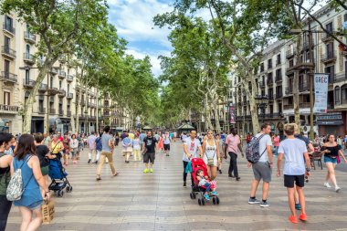 Barselona, İspanya - 6 Temmuz 2017: Barcelona, İspanya 'daki ünlü Las Ramblas caddesinin gündüz görüntüsü. Her gün binlerce insan 1.2 kilometre uzunluğundaki bu popüler yaya bölgesinden geçiyor..