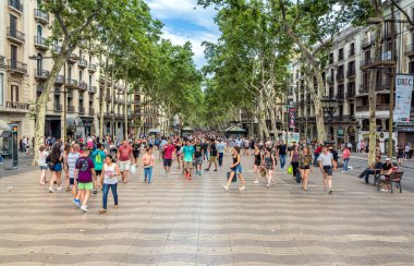 Barselona, İspanya - 6 Temmuz 2017: Barcelona, İspanya 'daki ünlü Las Ramblas caddesinin gündüz görüntüsü. Her gün binlerce insan 1.2 kilometre uzunluğundaki bu popüler yaya bölgesinden geçiyor..