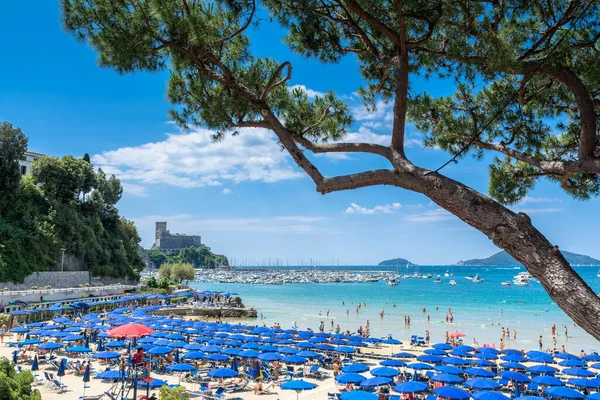 2017年6月18日 地元の人々や観光客は イタリアのレーリチでビーチや町を楽しんでいます Lericiは詩人 リグーリア州のラ スペツィア湾に位置し 彼の湾 城で有名です — ストック写真