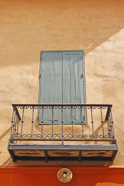 Old wooden window and iron balcony — Stock Photo, Image