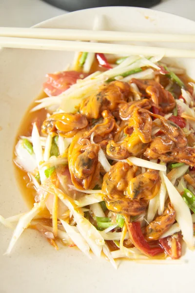 Spicy Green papaya salad with cockles — Stock Photo, Image