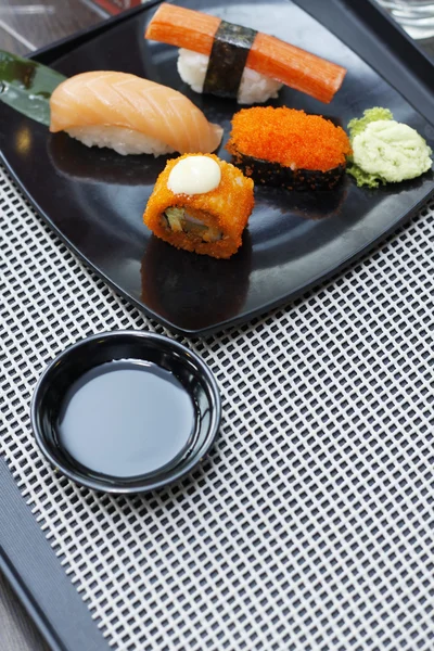 A fekete tányér sushi — Stock Fotó