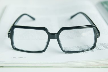 gözlük bir kitap