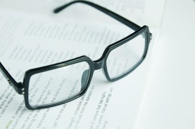 gözlük bir kitap