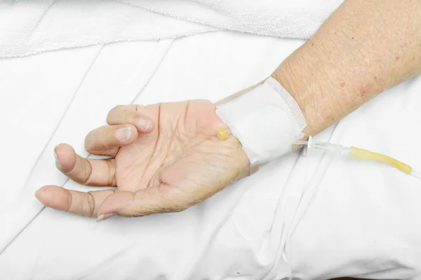 Mâna pacientului cu picurare intravenoasă — Fotografie, imagine de stoc