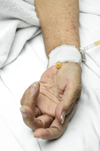 Dłoń pacjenta z kroplówkę — Zdjęcie stockowe