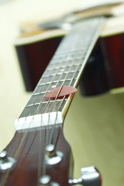 Picareta de guitarra no fingerboard — Fotografia de Stock