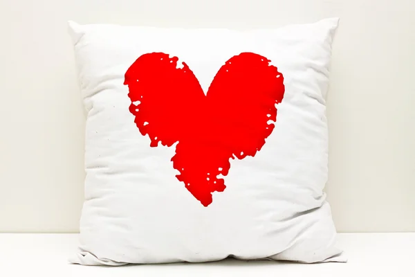 Corazón sobre una almohada blanca Imagen de archivo