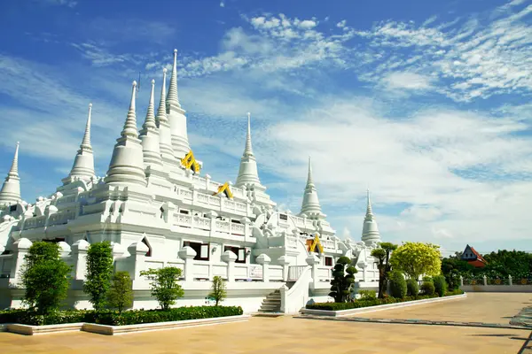 Białe pagody w wat asokaram — Zdjęcie stockowe