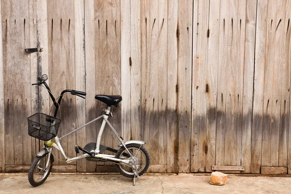ahşap kapı ile küçük Bisiklet