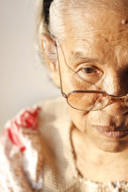 yaşlı kadın çok üzgün