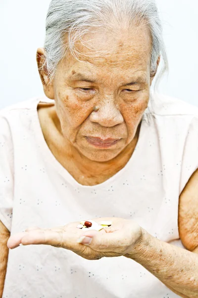 Vecchia donna Prendendo pillole — Foto Stock