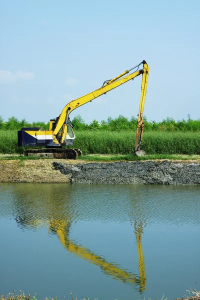 Excavator dredging the canal — Stock Photo, Image