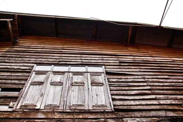 Дерев'яні вікна тайського будинку — стокове фото