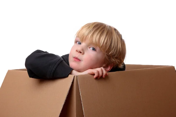 Niño en caja —  Fotos de Stock