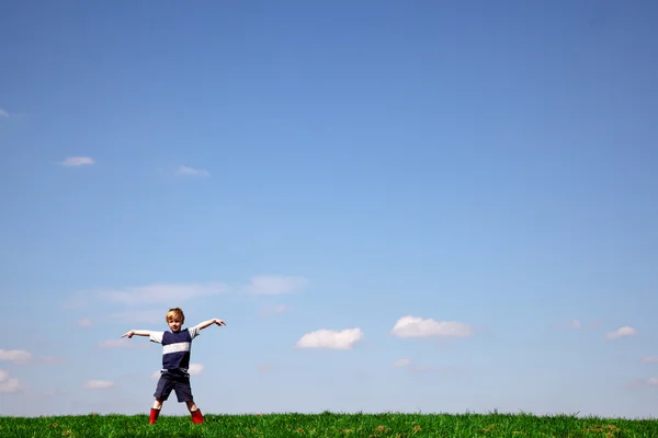 Garçon dans une prairie — Photo