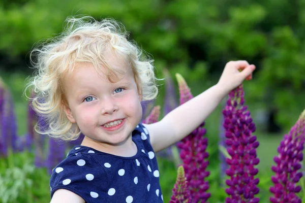 Ragazza in giardino — Foto Stock