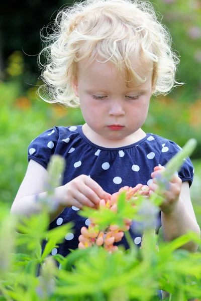 Menina no jardim — Fotografia de Stock