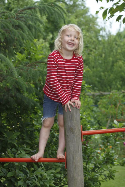 Gelukkig meisje — Stockfoto