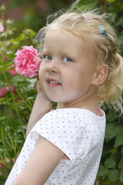 Menina com rosas — Fotografia de Stock