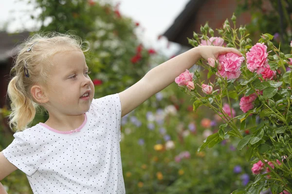 Flicka med rosor — Stockfoto