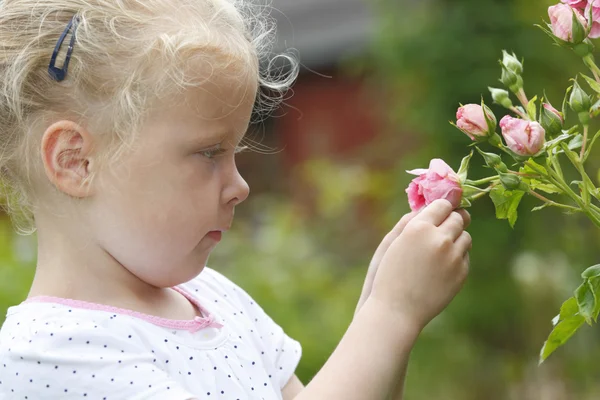 Flicka med rosor — Stockfoto