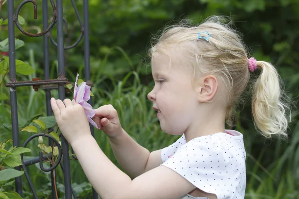 Menina com flores — Fotografia de Stock