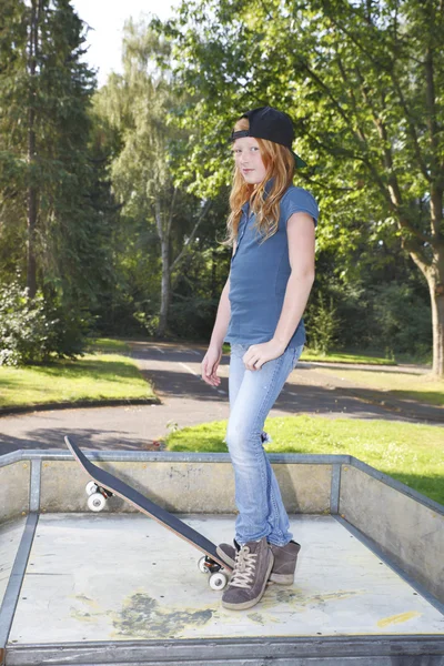 Skateboard girl — Stock Photo, Image