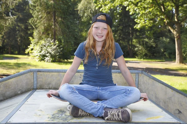 Skateboard girl — Stock Photo, Image