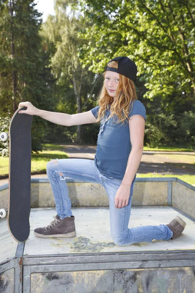 스케이트 보드 소녀 — 스톡 사진