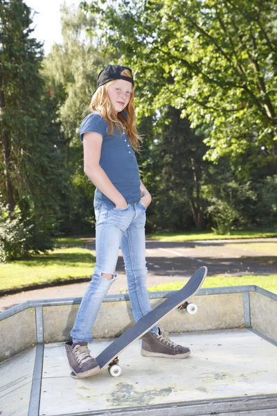 Skateboard girl — Stock Photo, Image