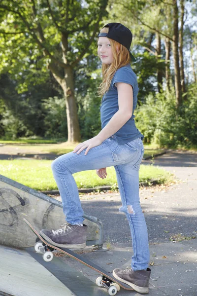 Skateboard girl — Stock Photo, Image