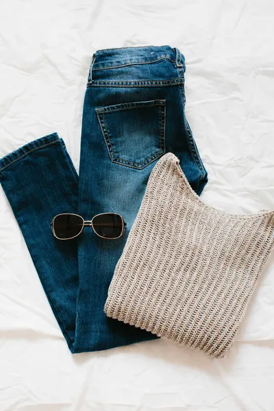 Conceito Moda Colocação Plana Camisola Jeans Óculos Sol Fundo Branco — Fotografia de Stock
