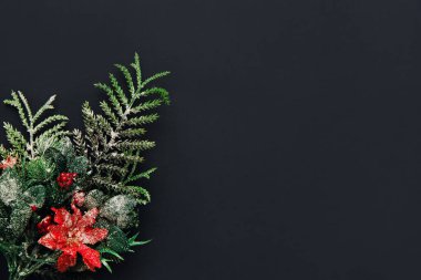 Noel arkaplanı. Siyah arka planda noel ağacı dalları, üst manzara. Yeni yıl, düz yatış. Uzayı kopyala Seçici odak.