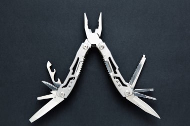 Koyu arkaplan üzerinde çok araçlı çoklu fonksiyon aracı, yakın plan.