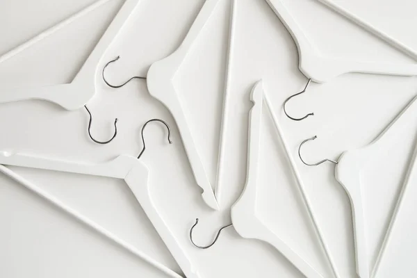 Fehér Fából Készült Vállfák Vállfák Fehér Alapon Értékesítési Vásárlási Koncepció — Stock Fotó