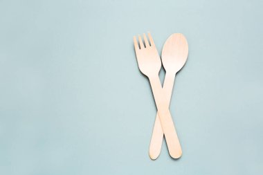 Tahta çatal ve kaşığın üst görüntüsü. Doğal çevre dostu kullan-at aletler ya da yaratıcı fikir tasarımları. Boşluğu kopyala.