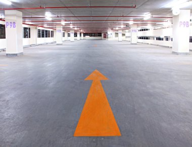 Sarı bir ok ile boş otopark