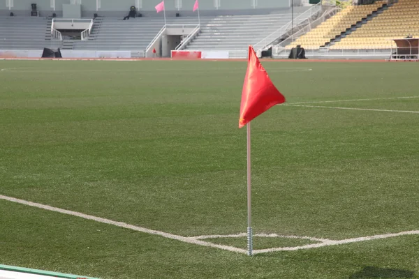 Piłka nożna flag rogu w duży stadion wypełniony — Zdjęcie stockowe