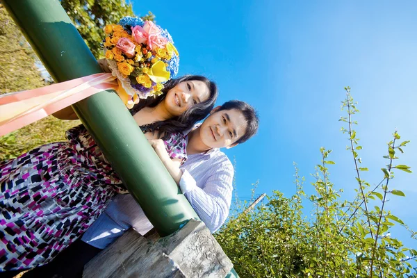 Porträtt av attraktiva par med ängar — Stockfoto