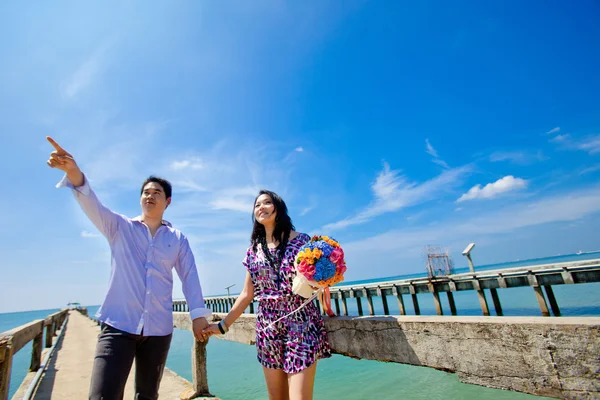 Sposa guardando sposo puntando per il concetto futuro — Foto Stock